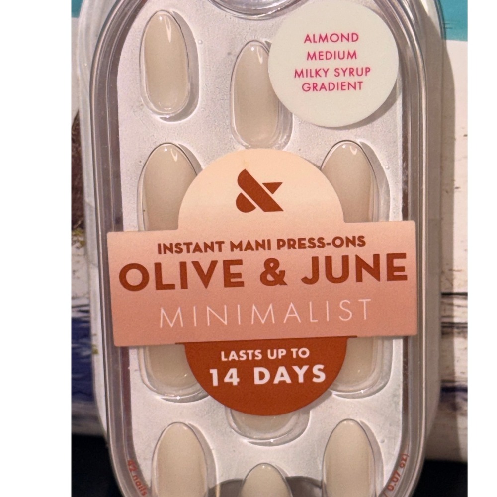 Olive & June Minimalist Instant Mani Press-On Nails Almond Medium Milky Syrup